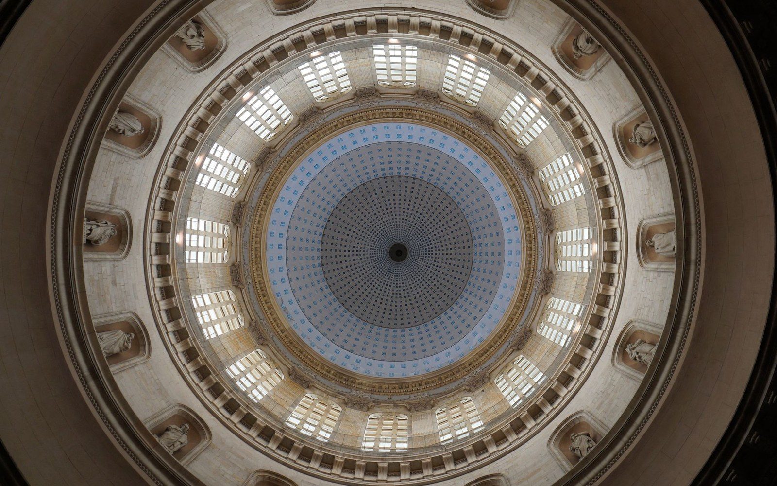 A coffered dome and its oculus, seen from directly beneath the drum.
