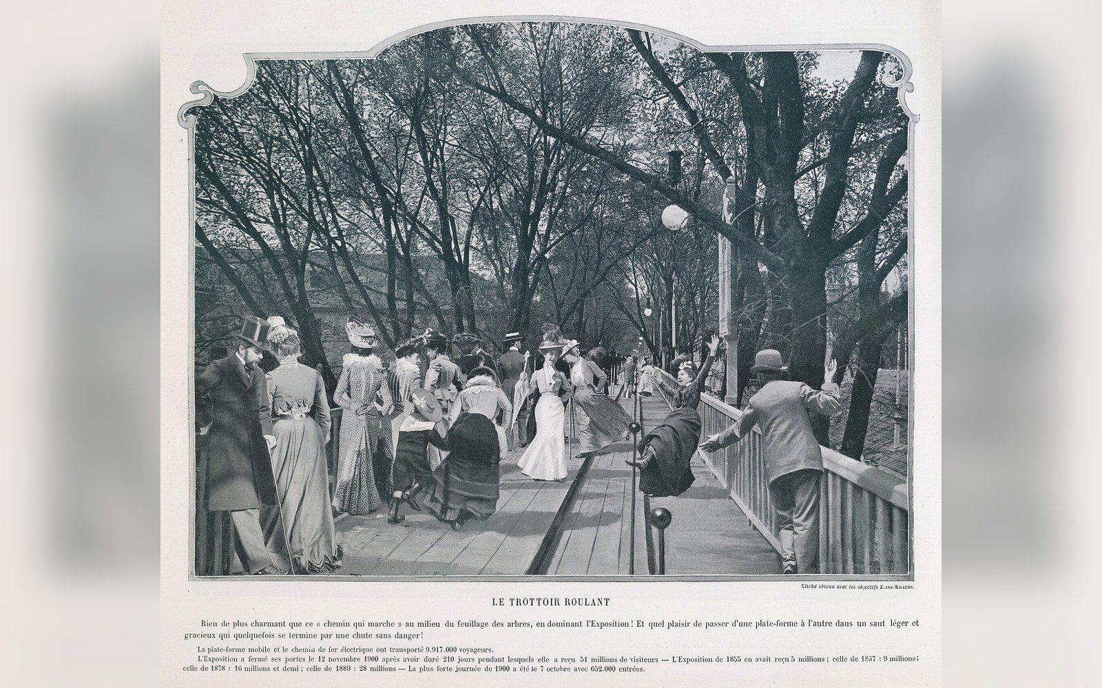 The trottoir roulant carrying passengers at the 1900 exposition.